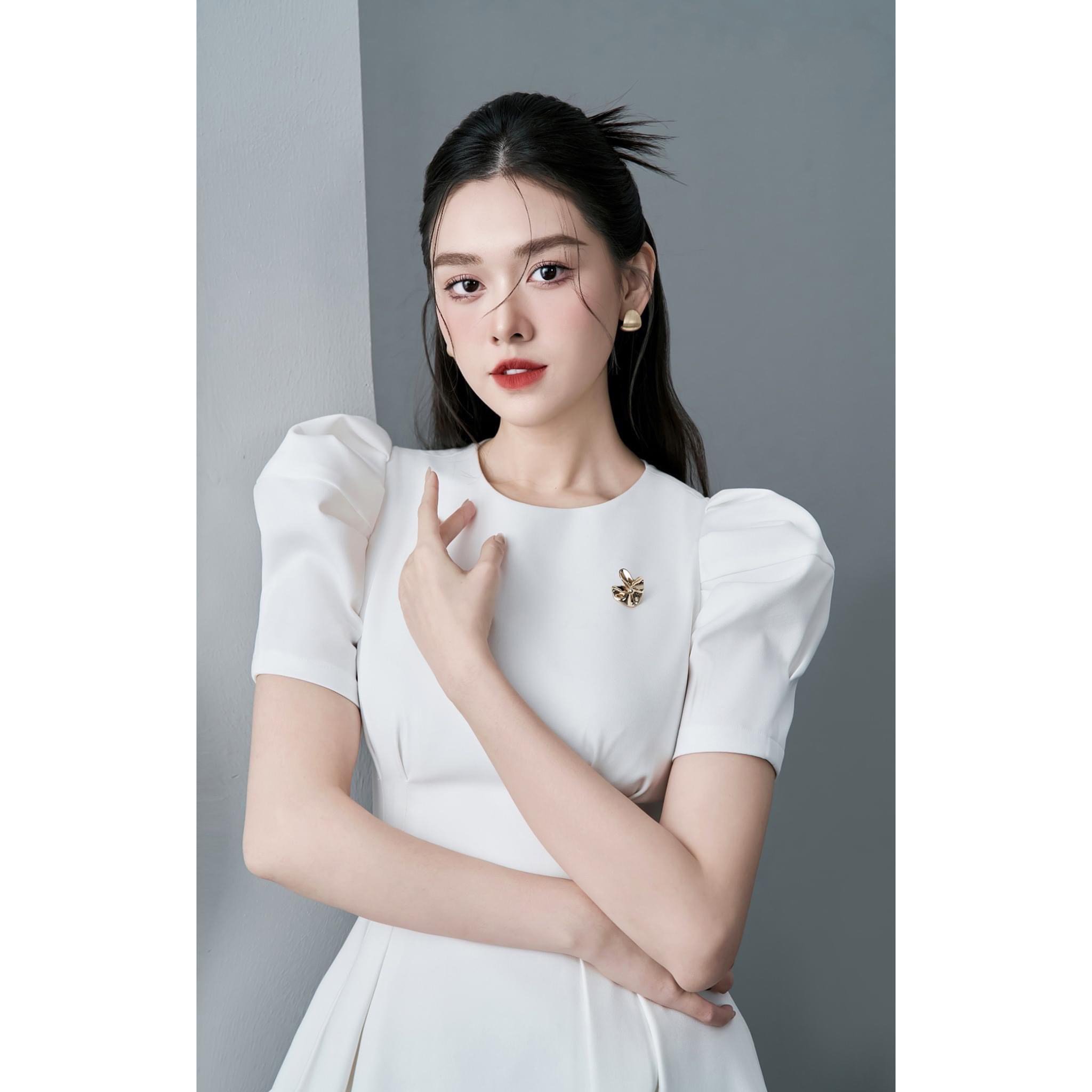 Đầm dự tiệc dáng xoè tay phồng xẻ tà sang trọng