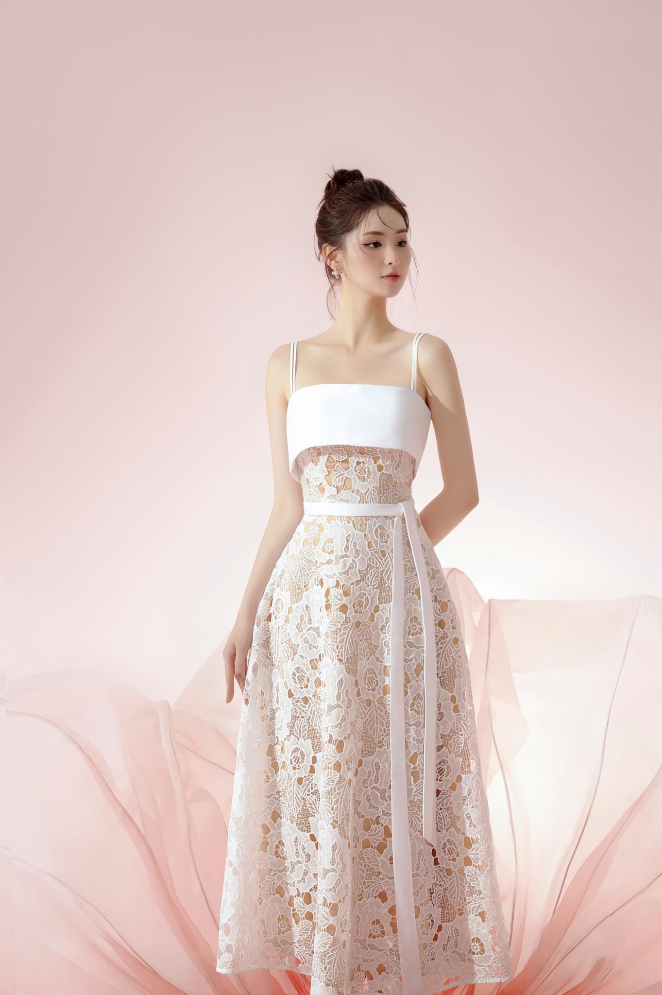 Đầm ren dáng xoè dài hai dây cúp ngang phối dây đai sang trọng