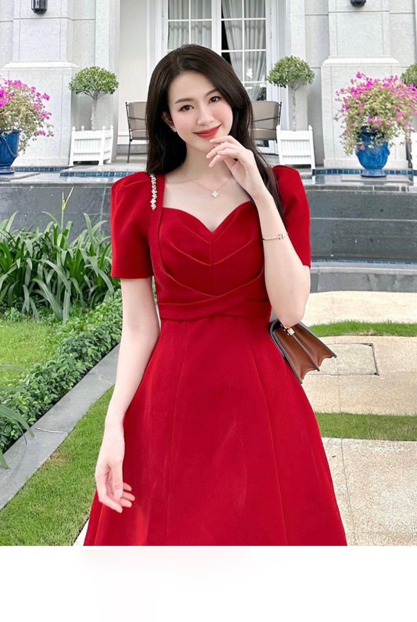 Đầm dáng xoè ngắn phối tay con đính đá sang trọng
