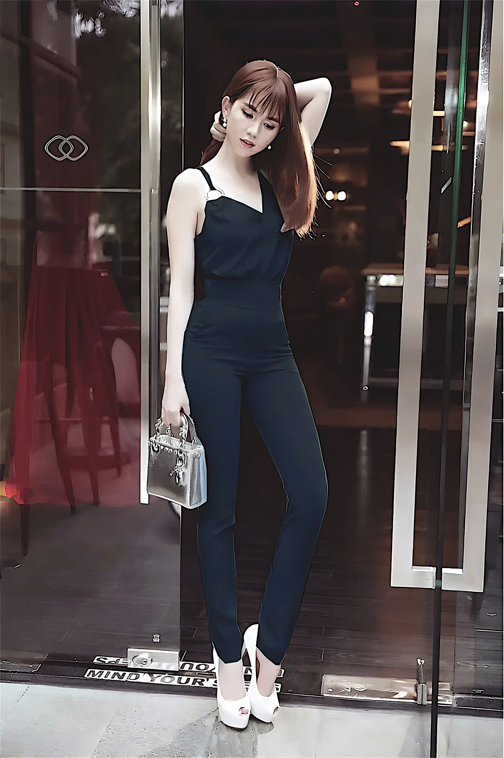 Set rời áo quần Ngọc Trinh thiết kế quần dài ôm tuyệt đẹp