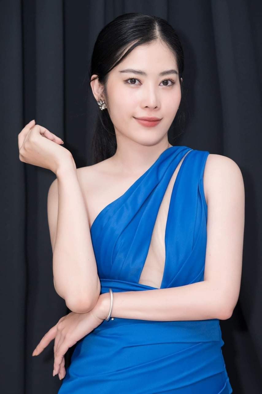 Đầm dạ hội lệch vai xẻ tà ngực phối lưới
