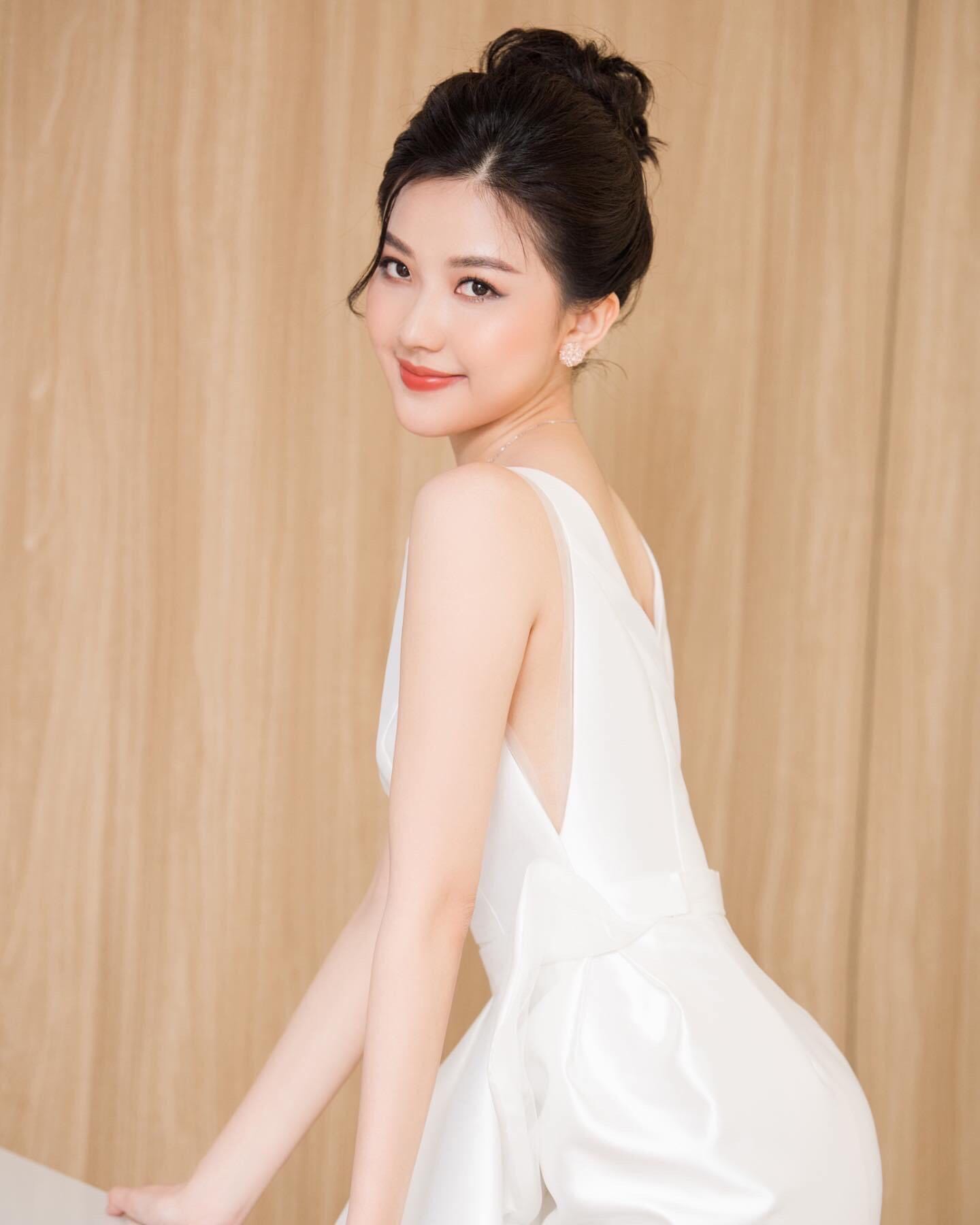 Đầm dạ hội kiểu cổ thuyền sát nách bèo eo (Trắng)