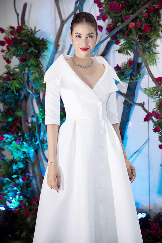 Đầm xòe trắng kiểu cổ vest tay lỡ phối nút dự tiệc