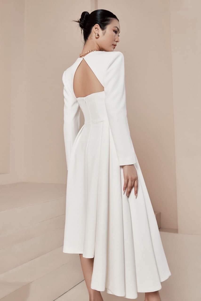 Đầm xòe tay dài cúp ngực hở lưng