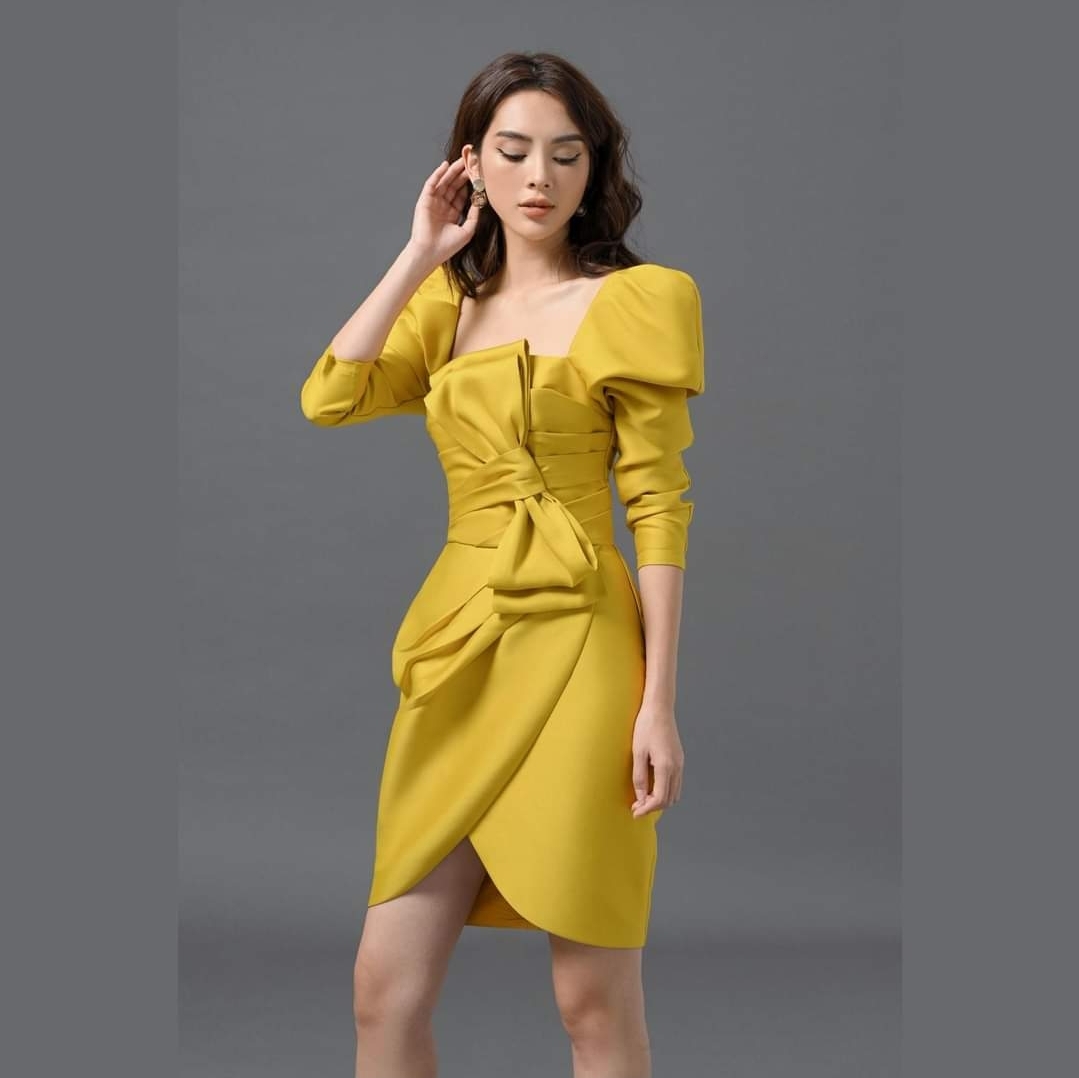 Đầm dáng ôm body tay phồng dài cúp ngực phối nơ đắp chéo tà (Trắng)