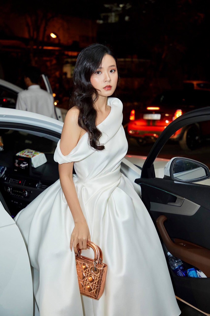 Đầm xoè kiểu lệch vai nhún eo sang trọng