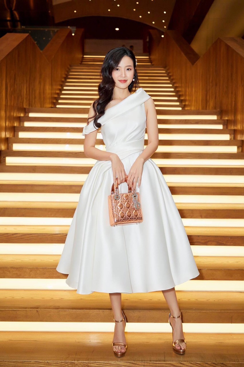 Đầm xoè kiểu lệch vai nhún eo sang trọng