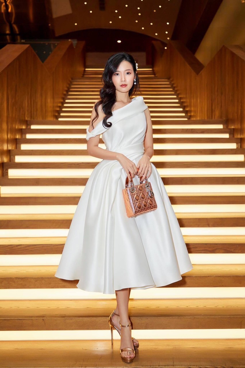 Đầm xoè kiểu lệch vai nhún eo sang trọng