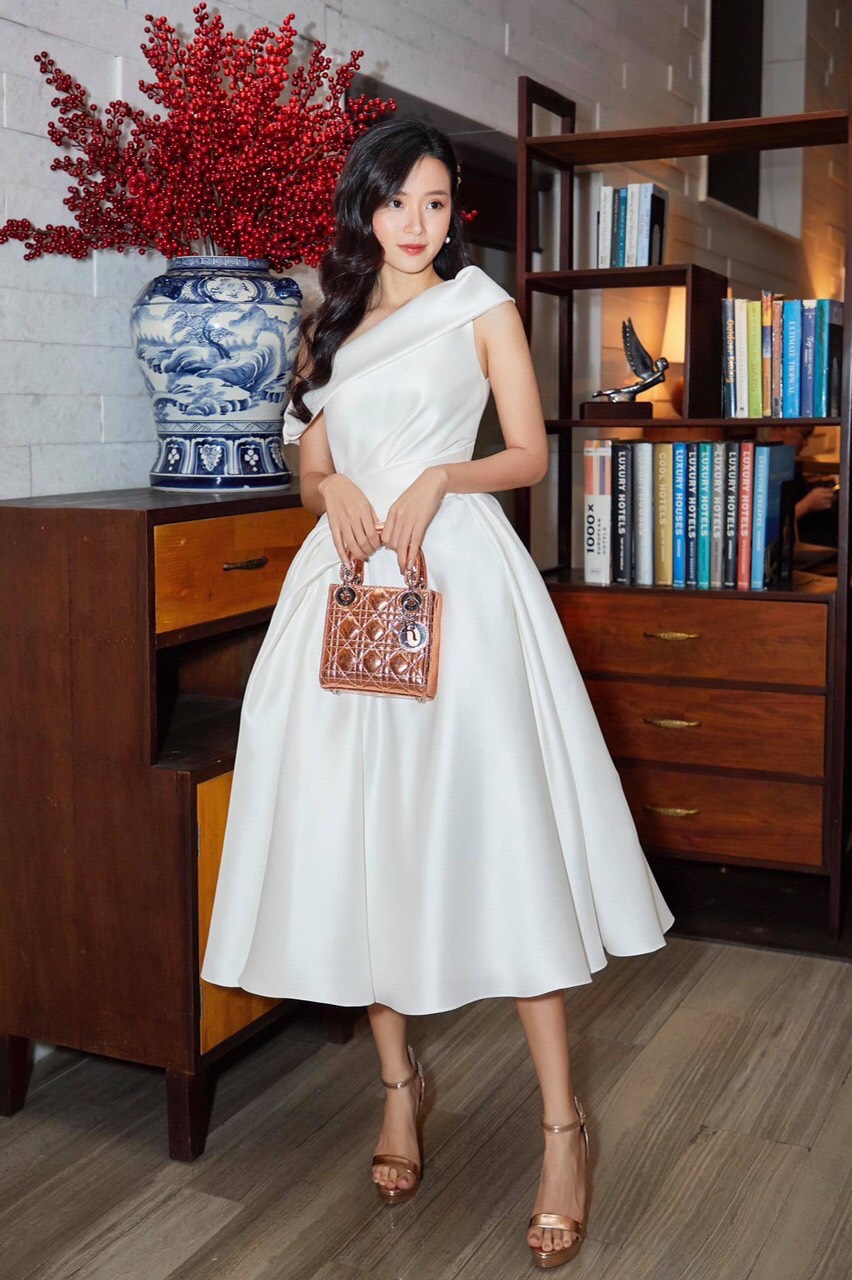 Đầm xoè kiểu lệch vai nhún eo sang trọng