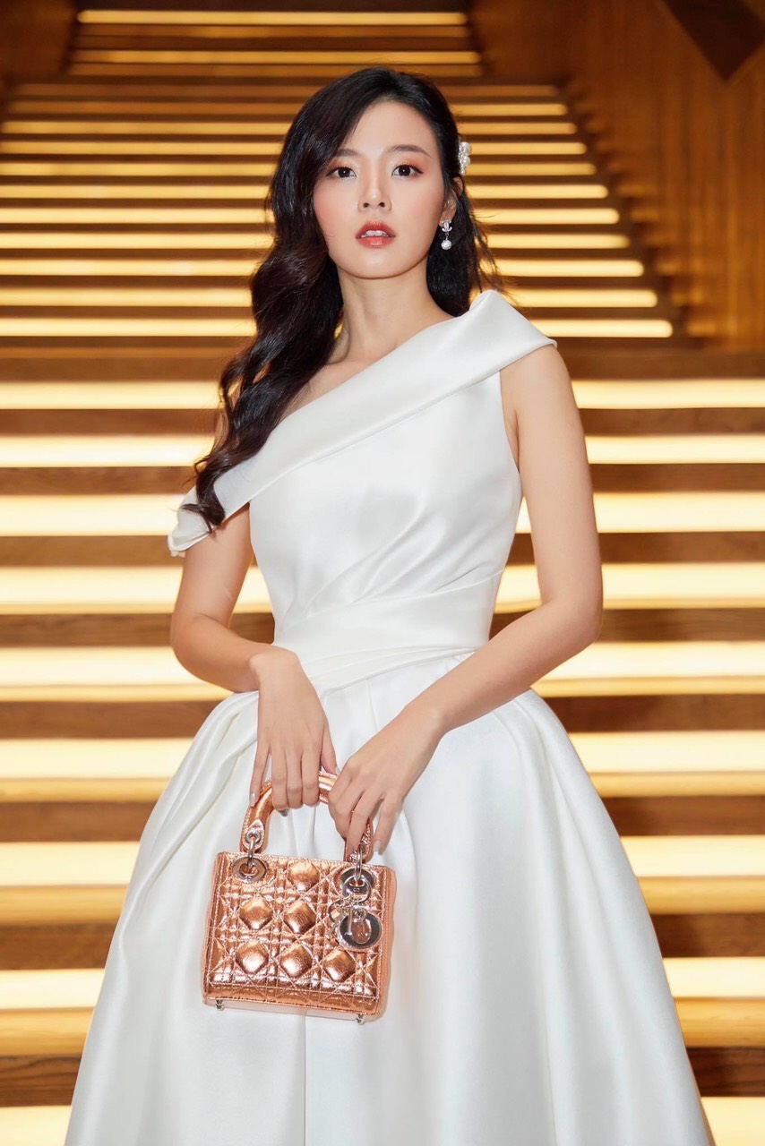 Đầm xoè kiểu lệch vai nhún eo sang trọng