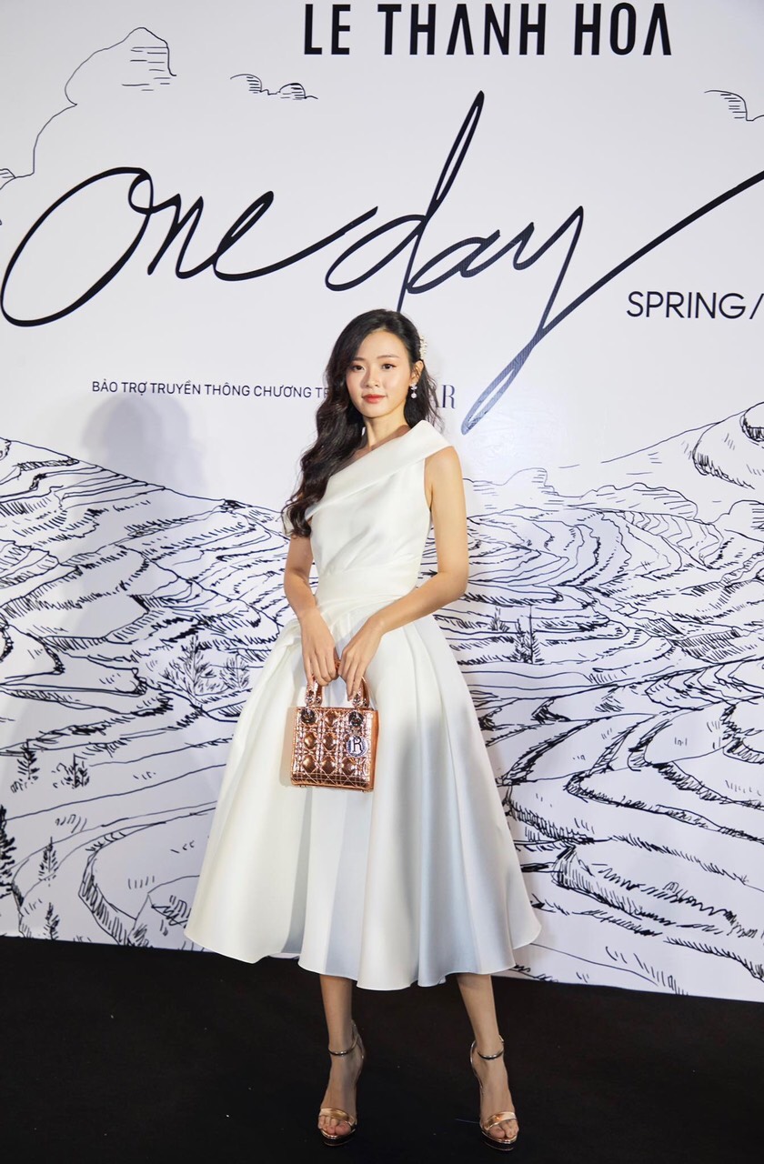 Đầm xoè kiểu lệch vai nhún eo sang trọng