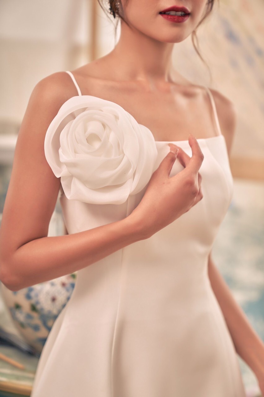 Đầm xoè kiểu hai dây phối hoa ngay vai