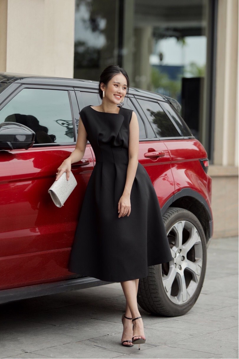 Đầm xoè kiểu sát nách chéo cổ có túi