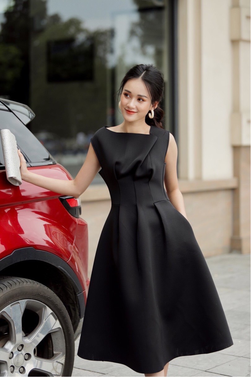 Đầm xoè kiểu sát nách chéo cổ có túi