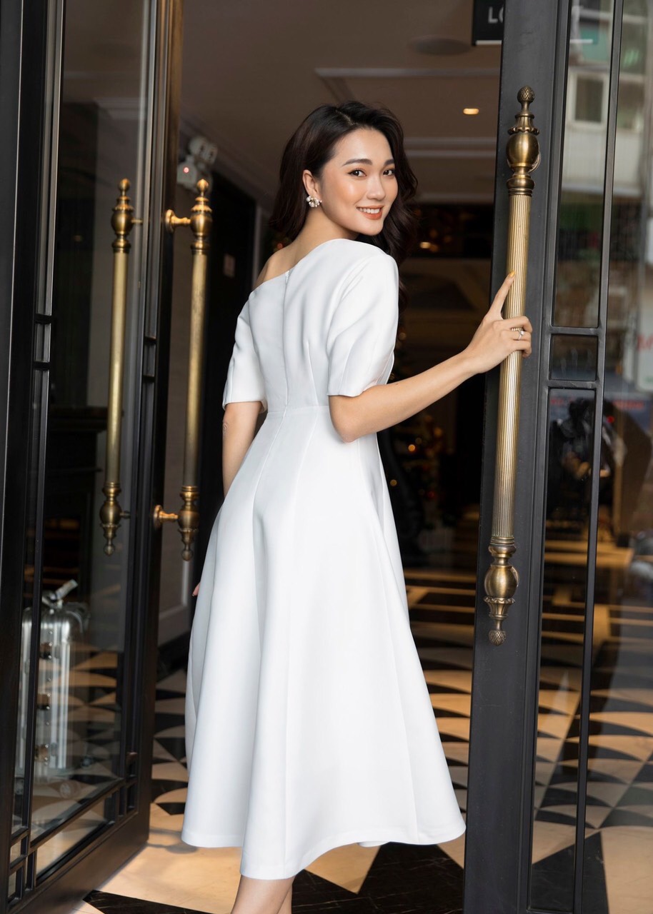 Đầm xoè kiểu tay con lệch vai đính hoa