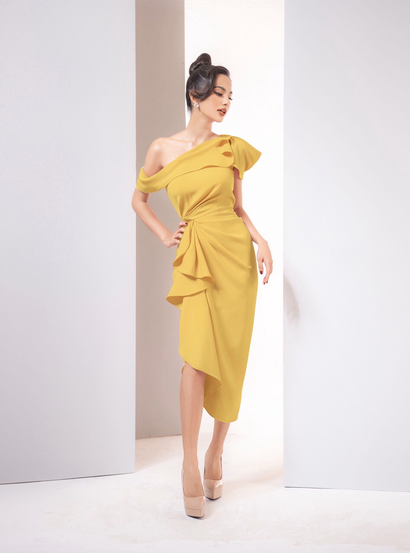 Đầm ôm body lệch vai bèo tay xếp ly eo (Vàng)