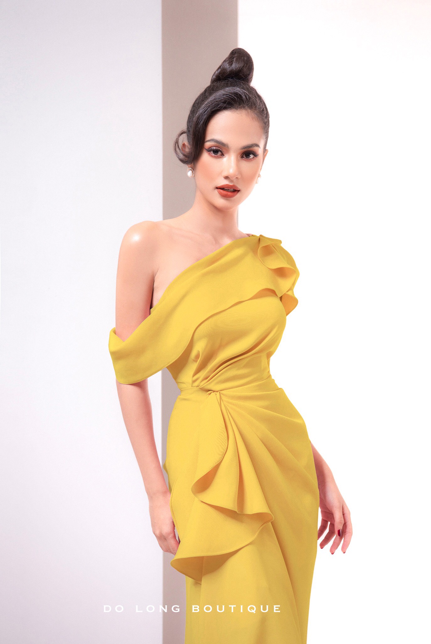 Đầm ôm body lệch vai bèo tay xếp ly eo (Vàng)