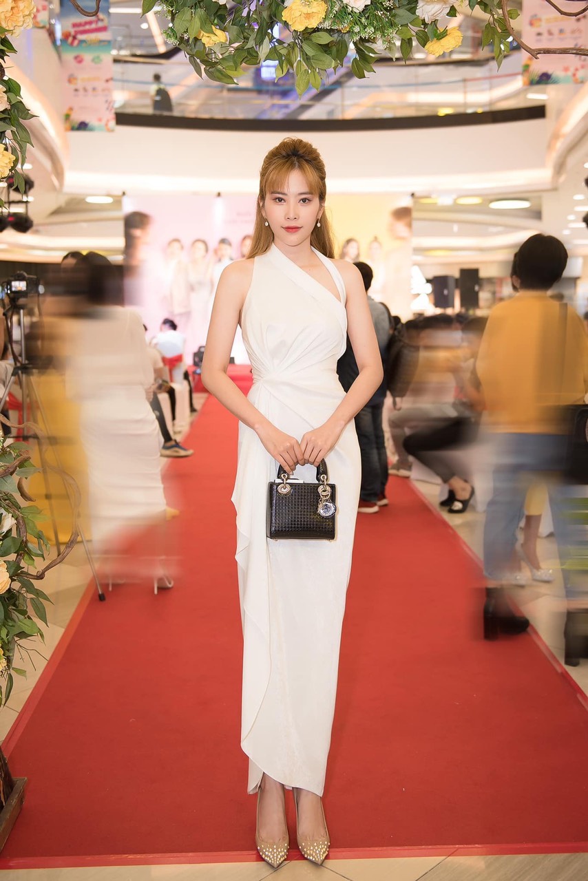 Đầm dạ hội lệch vai nhúng eo bèo bên hông