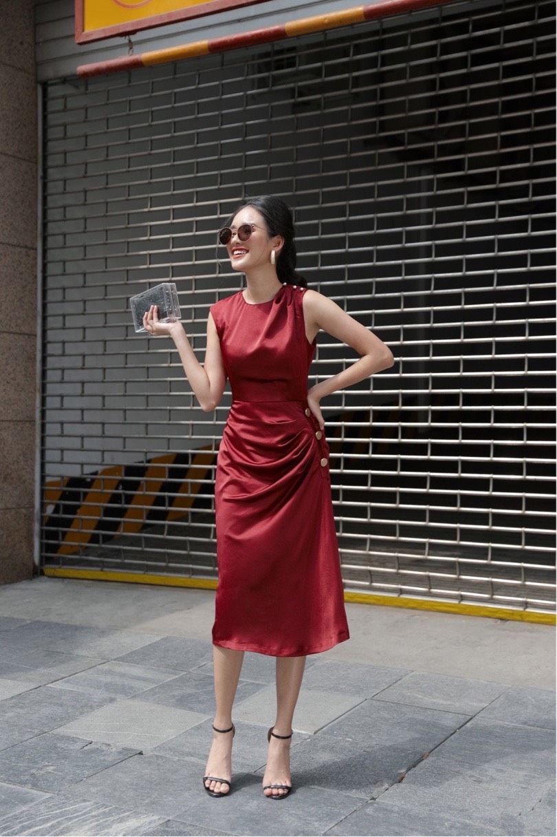 Đầm xoè kiểu sát nách xếp ly eo phối nút