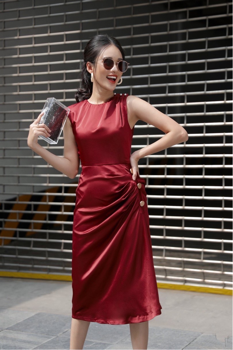 Đầm xoè kiểu sát nách xếp ly eo phối nút