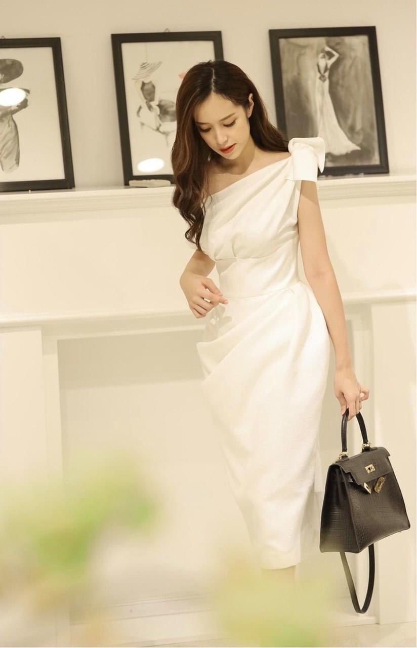 Đầm ôm body kiểu lệch vai nơ vai xếp ly bụng (Trắng)