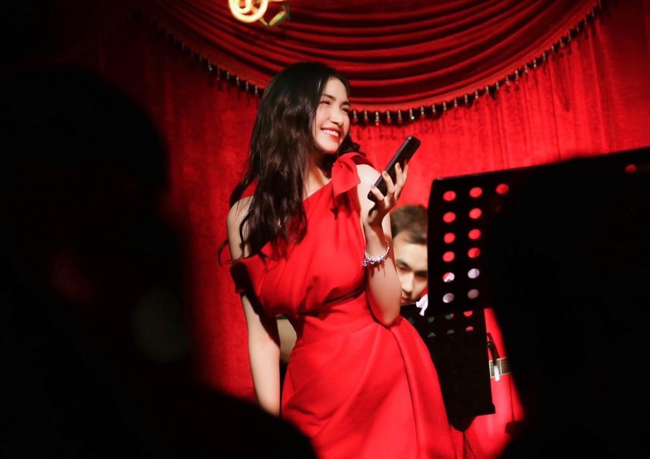 Đầm ôm body kiểu lệch vai nơ vai xếp ly bụng (Trắng)