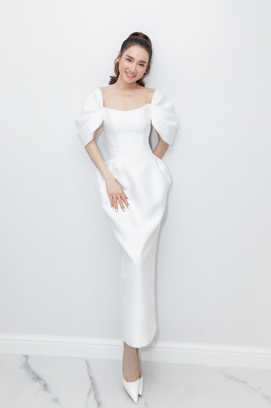 Đầm ôm body kiểu hở vai tay phồng cúp xẻ ngực