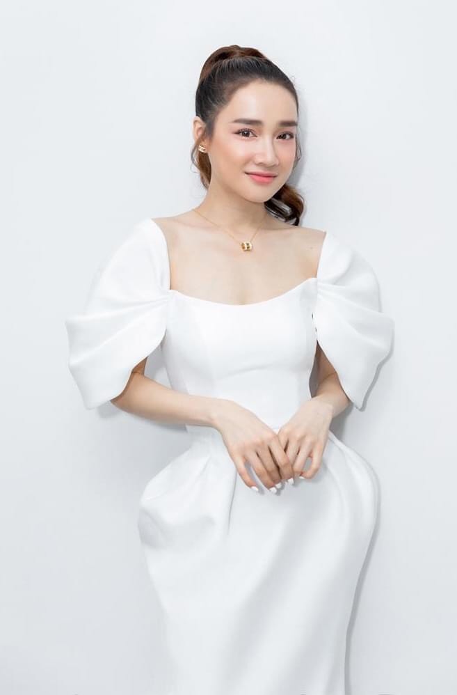 Đầm ôm body kiểu hở vai tay phồng cúp xẻ ngực