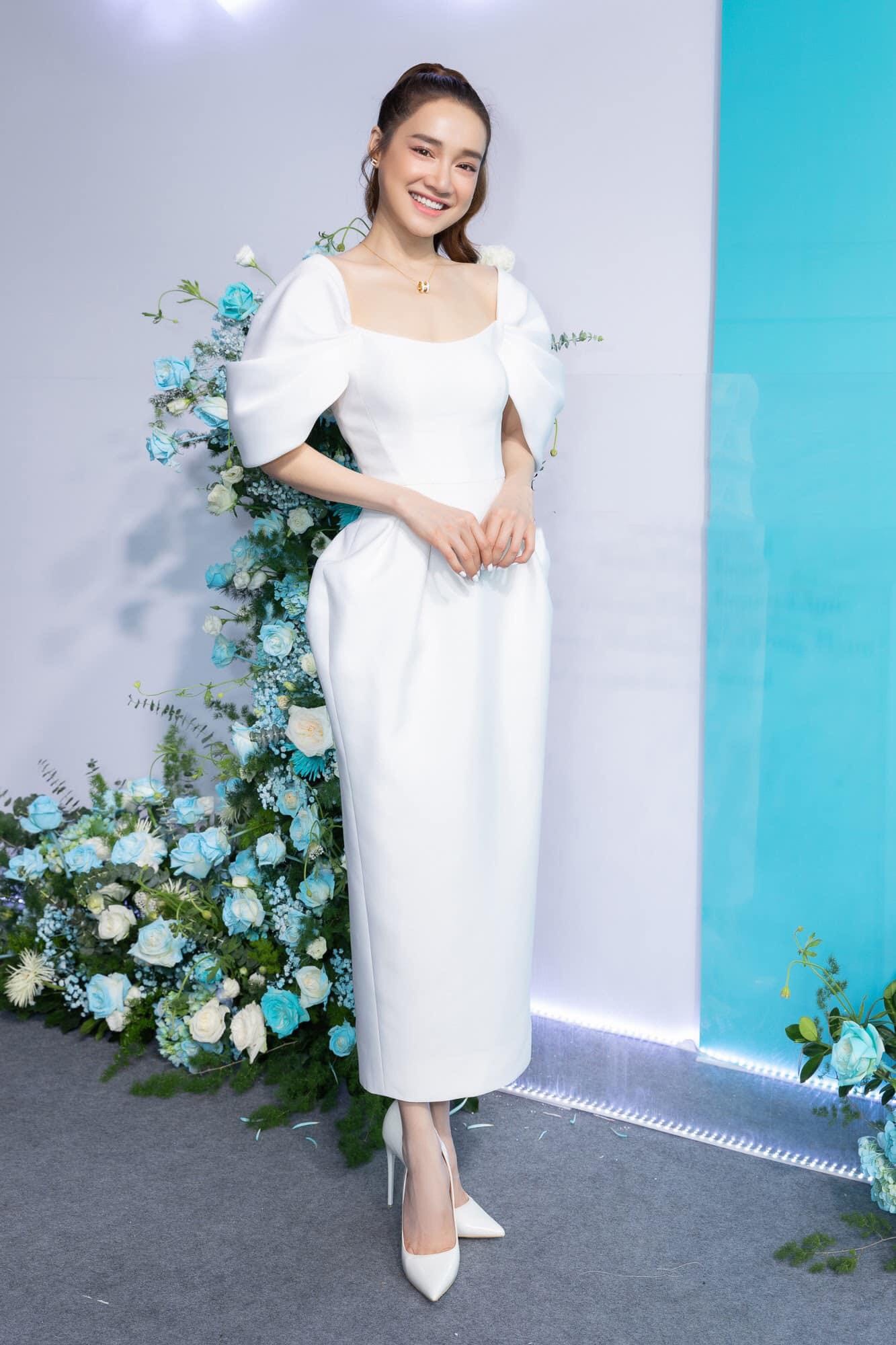 Đầm ôm body kiểu hở vai tay phồng cúp xẻ ngực