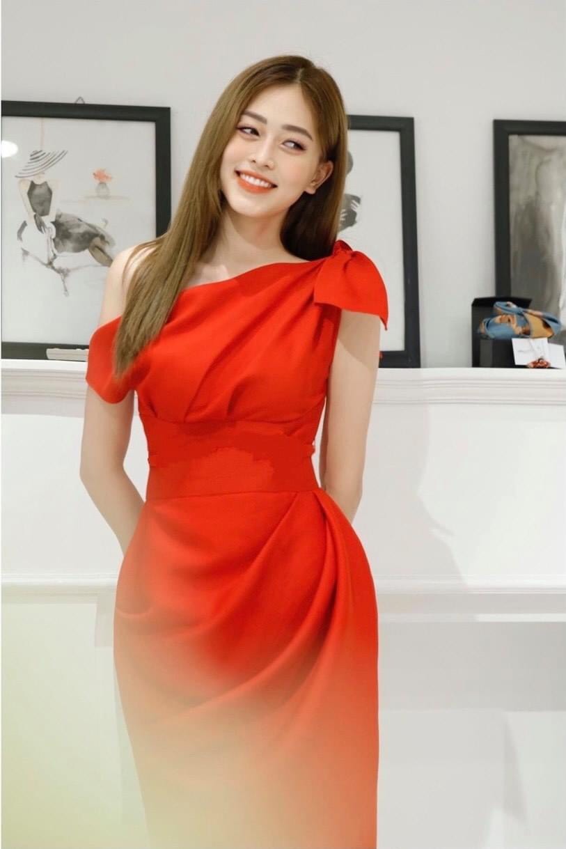 Đầm ôm body kiểu lệch vai nơ vai xếp ly bụng (Trắng)