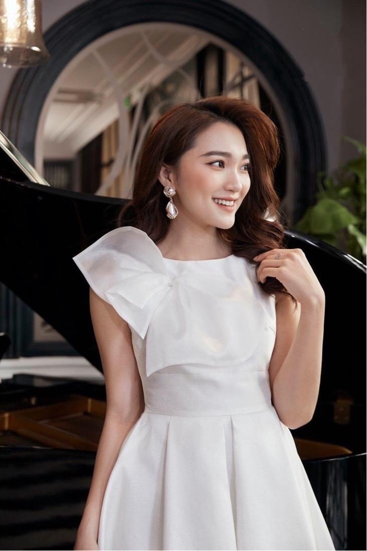 Đầm xoè kiểu sát nách đính hoa vai