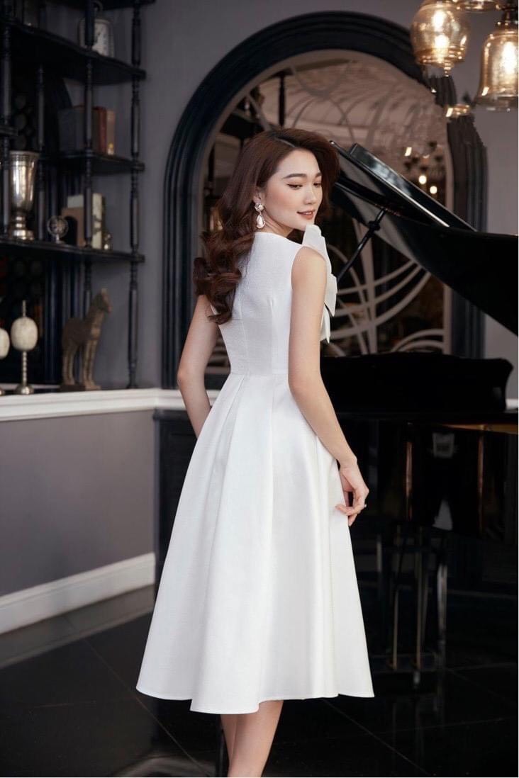 Đầm xoè kiểu sát nách đính hoa vai