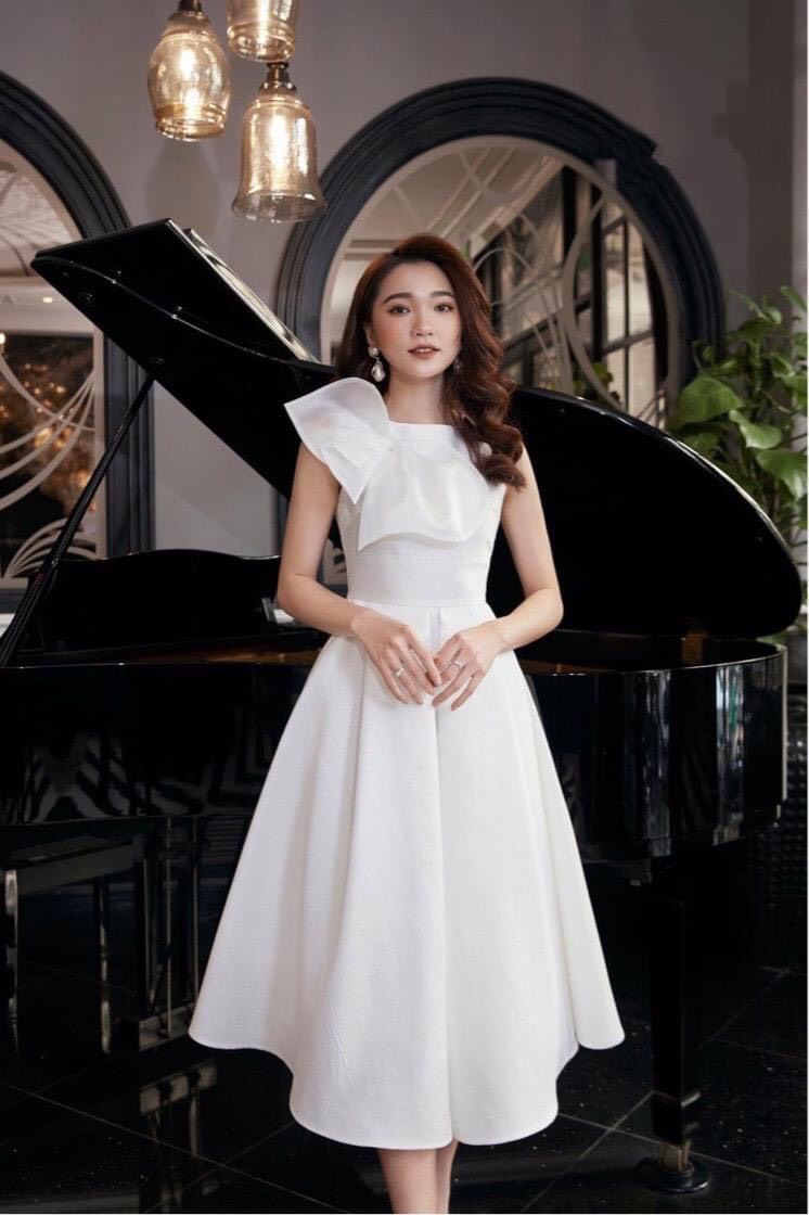 Đầm xoè kiểu sát nách đính hoa vai