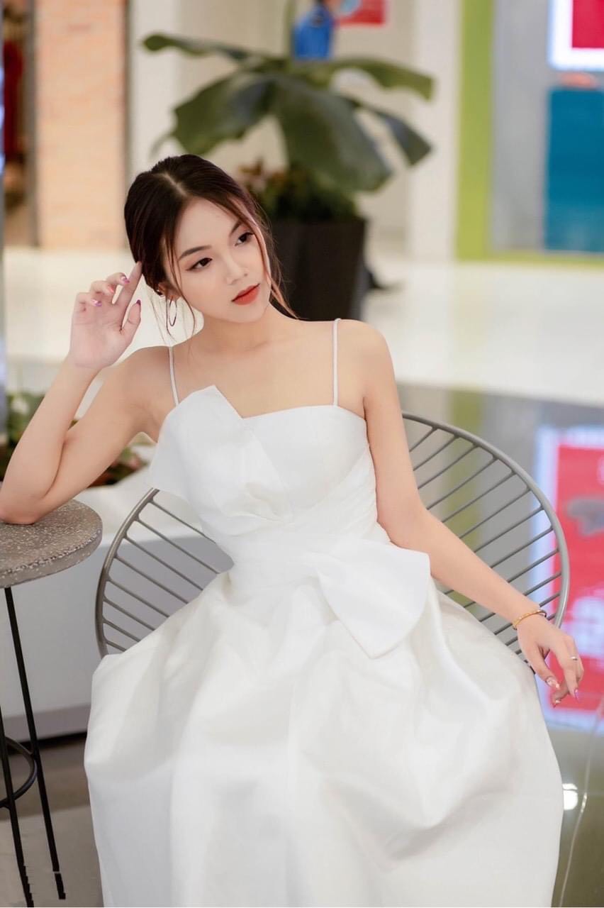 Đầm xoè kiểu hai dây cúp ngực nơ to