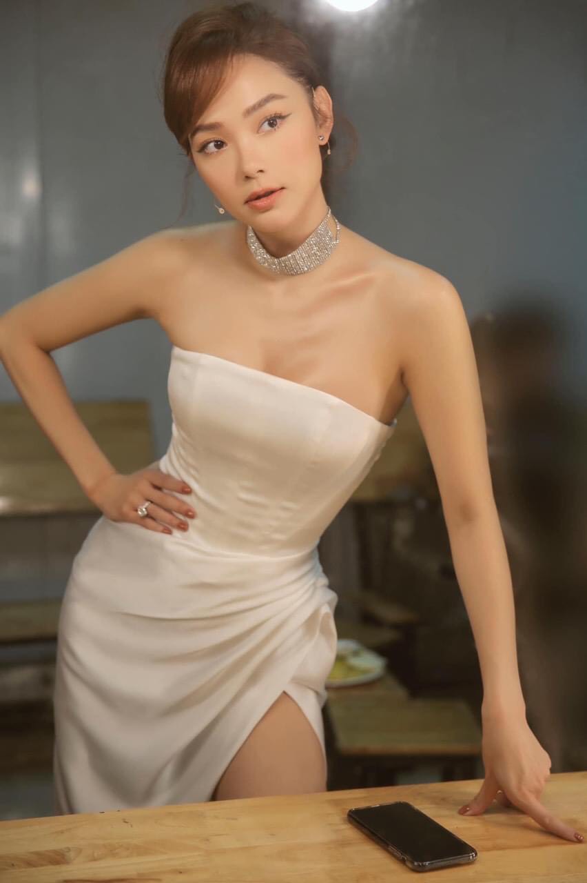 Đầm dạ hội kiểu cúp ngực xếp ly eo xẻ đùi