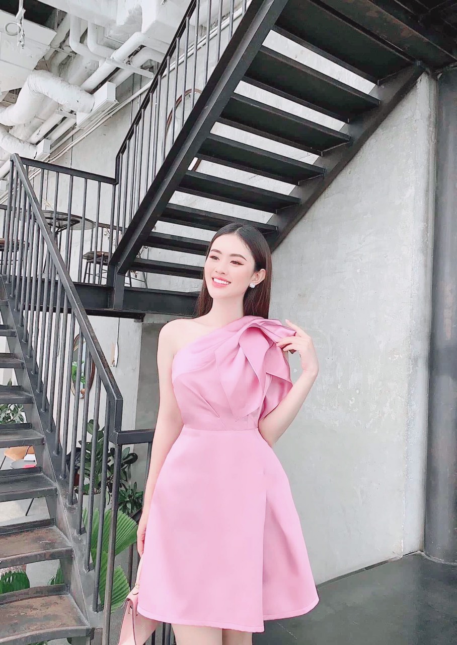 Đầm xoè kiểu lệch vai nơ đắp chéo tà (Hồng)