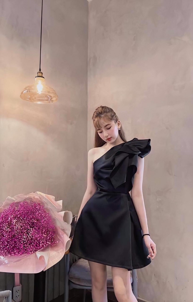 Đầm xoè kiểu lệch vai nơ đắp chéo tà (Đen)