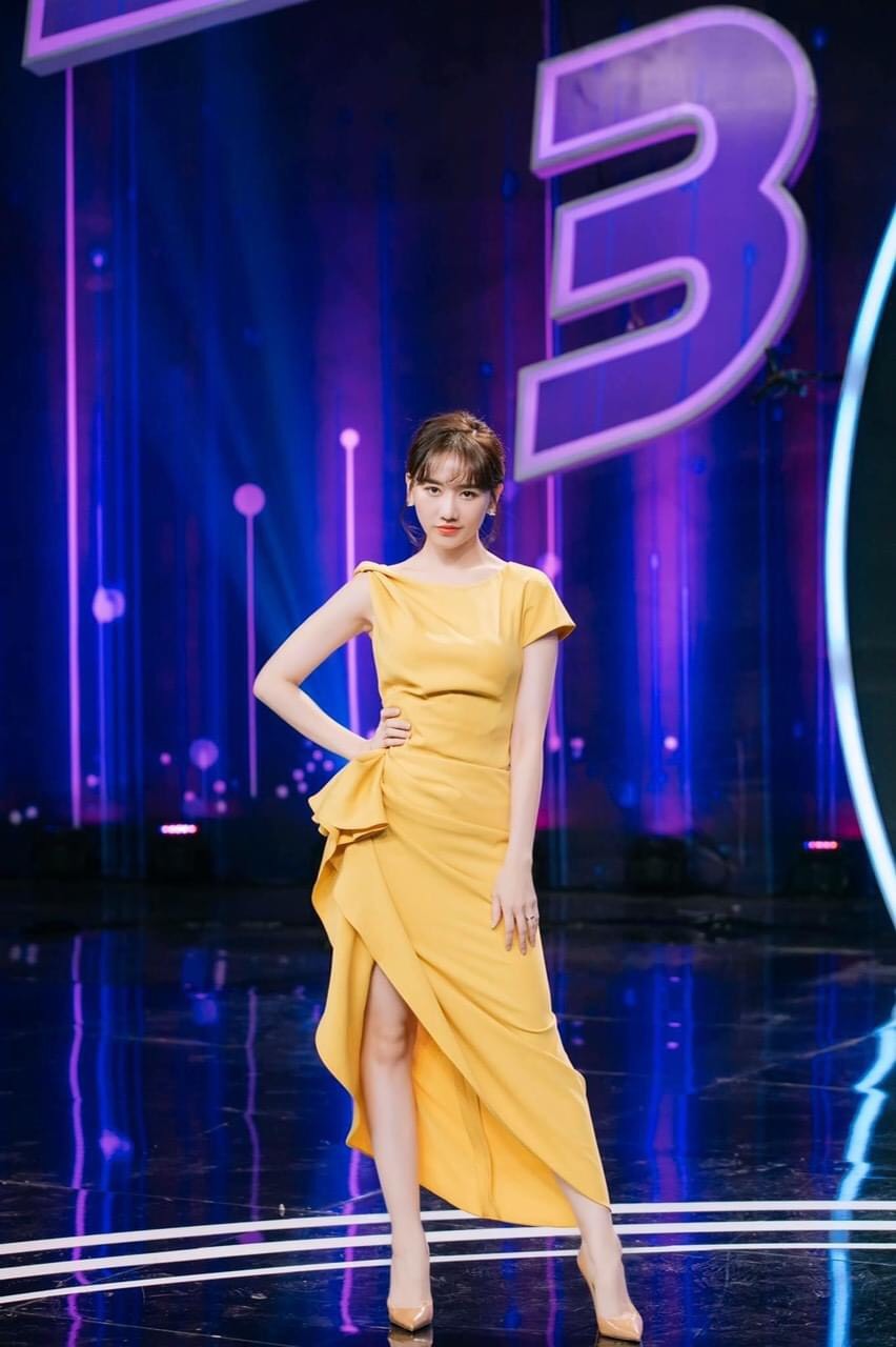 Đầm ôm body kiểu lệch vai nhún eo phối bèo (Vàng)