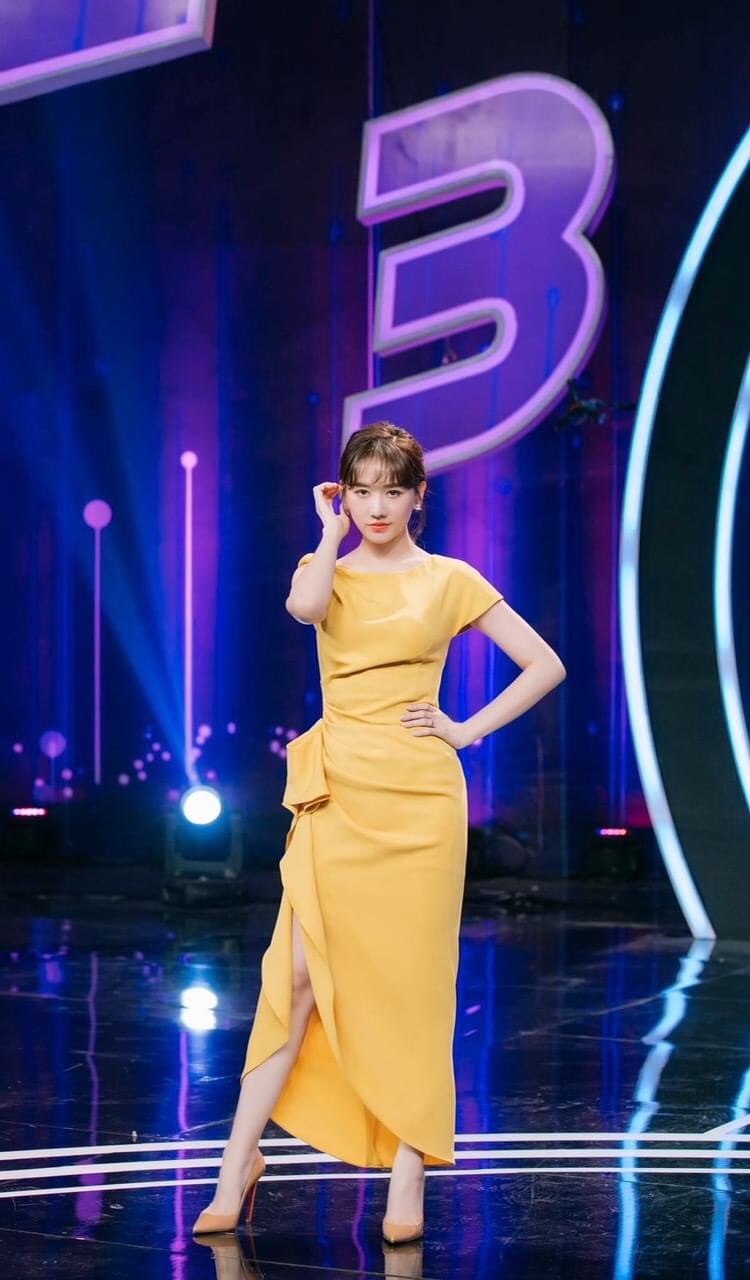 Đầm ôm body kiểu lệch vai nhún eo phối bèo (Nude đậm)