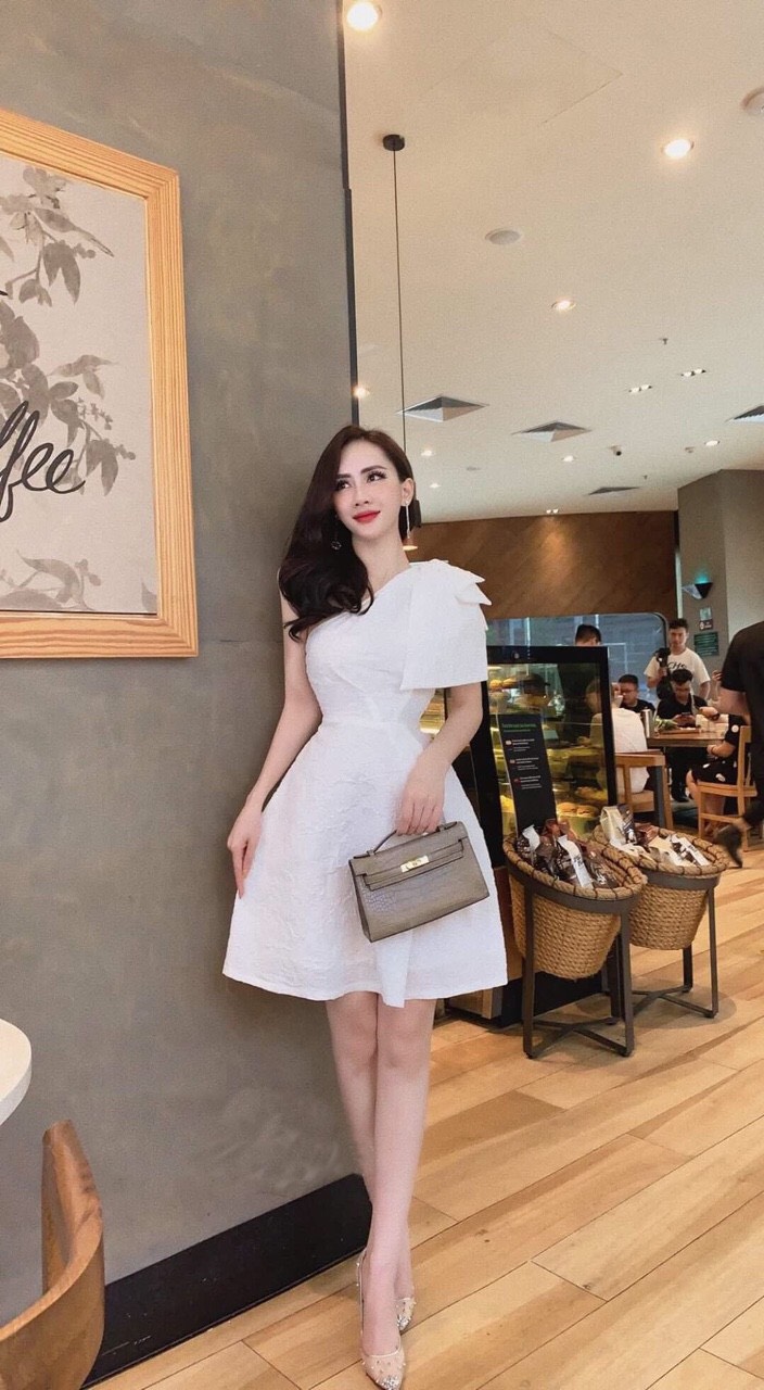 Đầm xoè gấm lệch vai phối nơ xếp ly eo