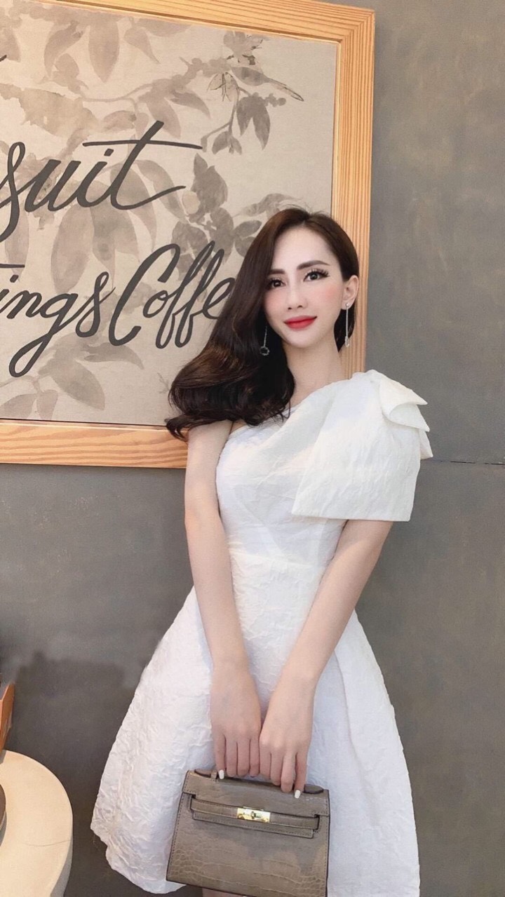 Đầm xoè gấm lệch vai phối nơ xếp ly eo