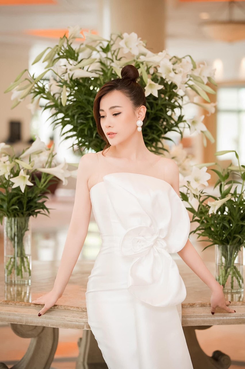 Đầm ôm body kiểu cúp ngực đính hoa