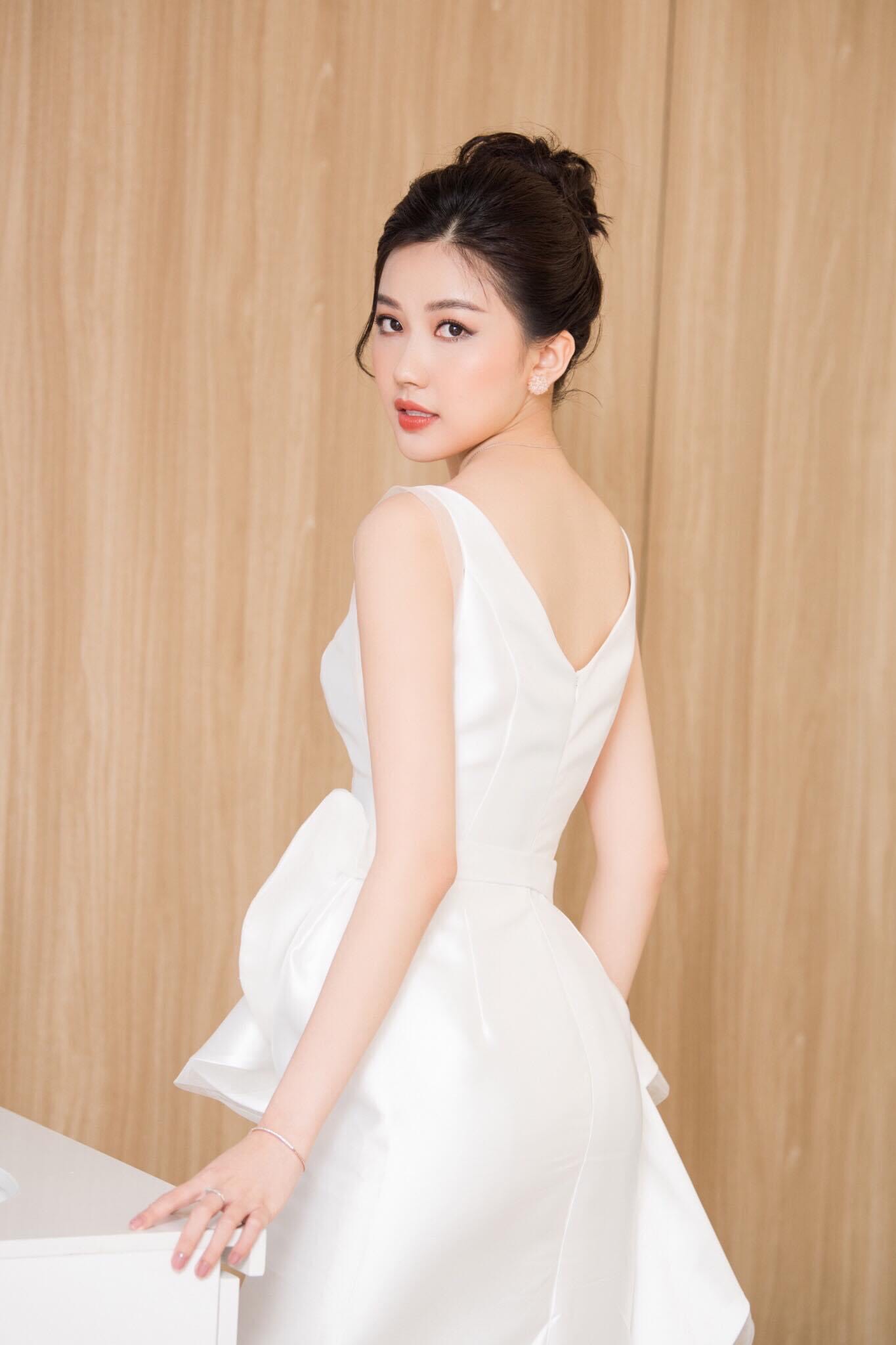 Đầm dạ hội kiểu cổ thuyền sát nách bèo eo (Trắng)