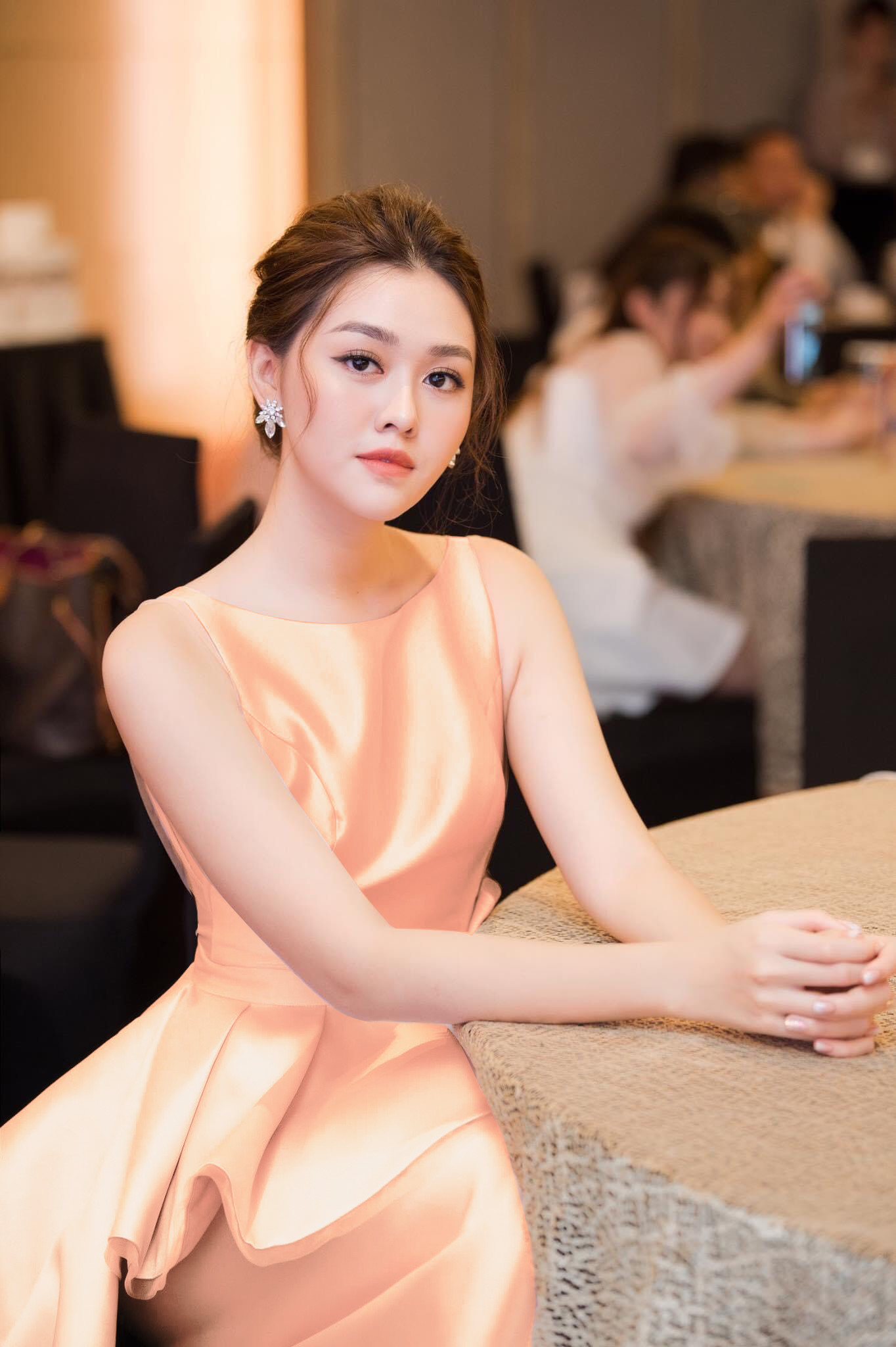 Đầm dạ hội kiểu cổ thuyền sát nách bèo eo (Trắng)