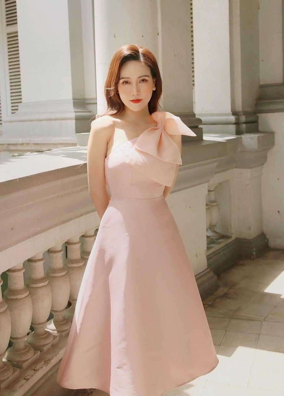 Đầm xoè dài kiểu lệch vai phối nơ