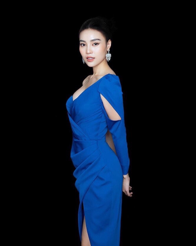 Đầm dạ hội kiểu lệch vai tay dài xẻ đùi