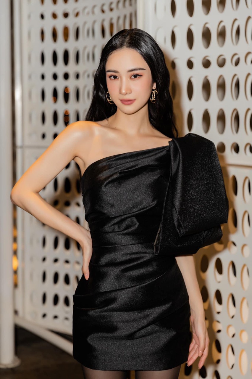 Đầm ôm body lệch vai phối nơ