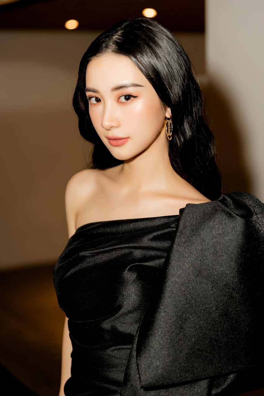 Đầm ôm body lệch vai phối nơ