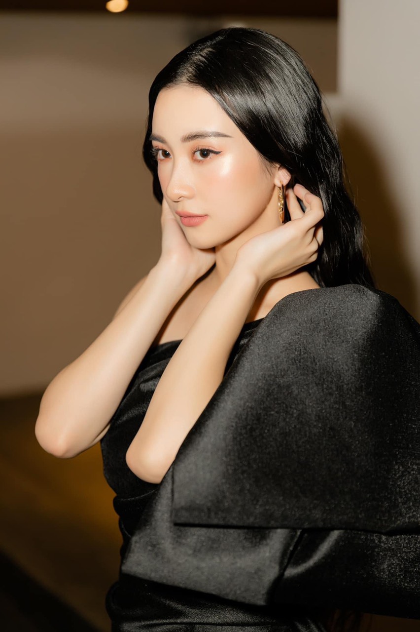 Đầm ôm body lệch vai phối nơ