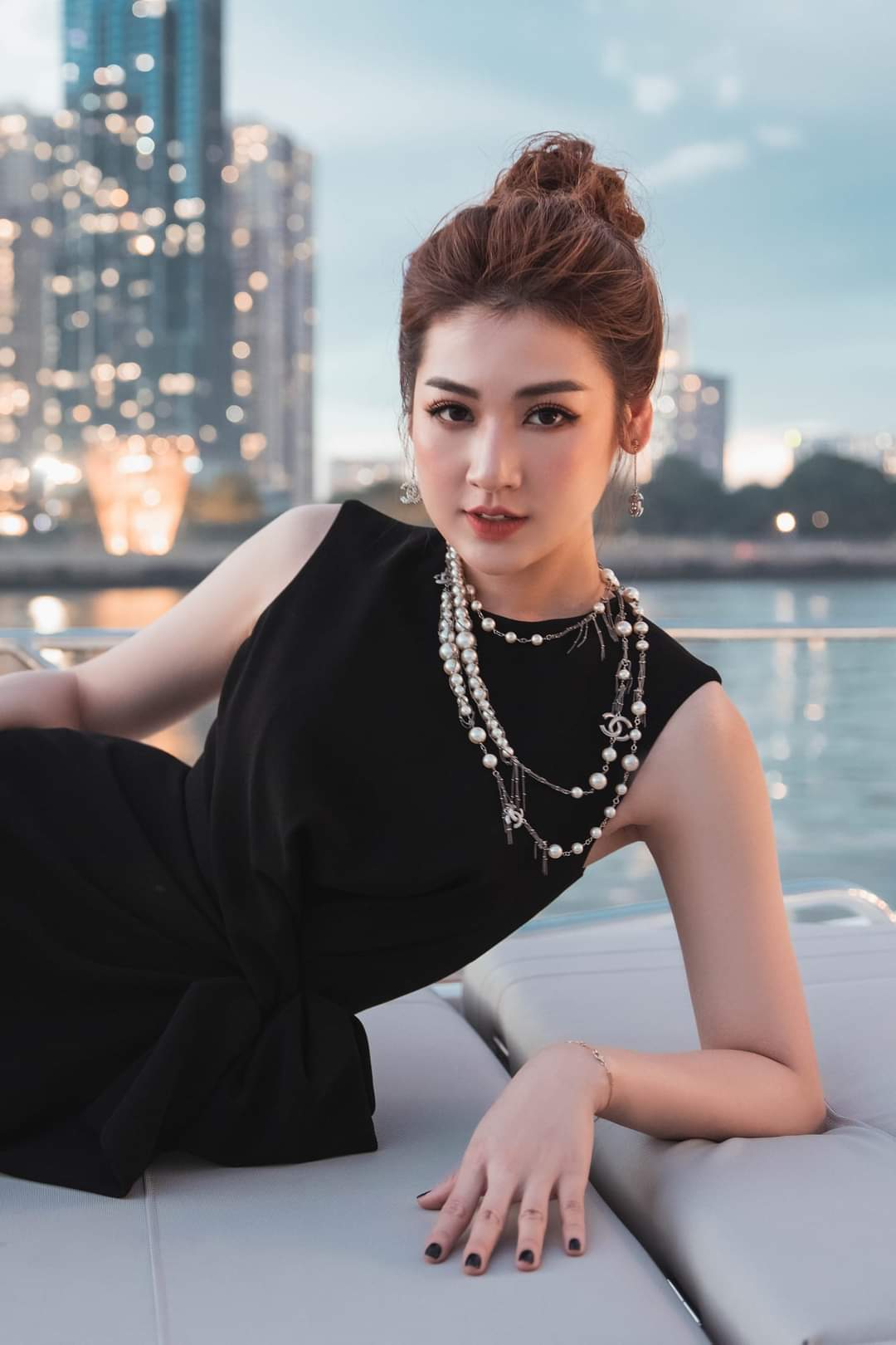 Đầm dạ hội kiểu sát nách bèo eo xẻ đùi (Đen)
